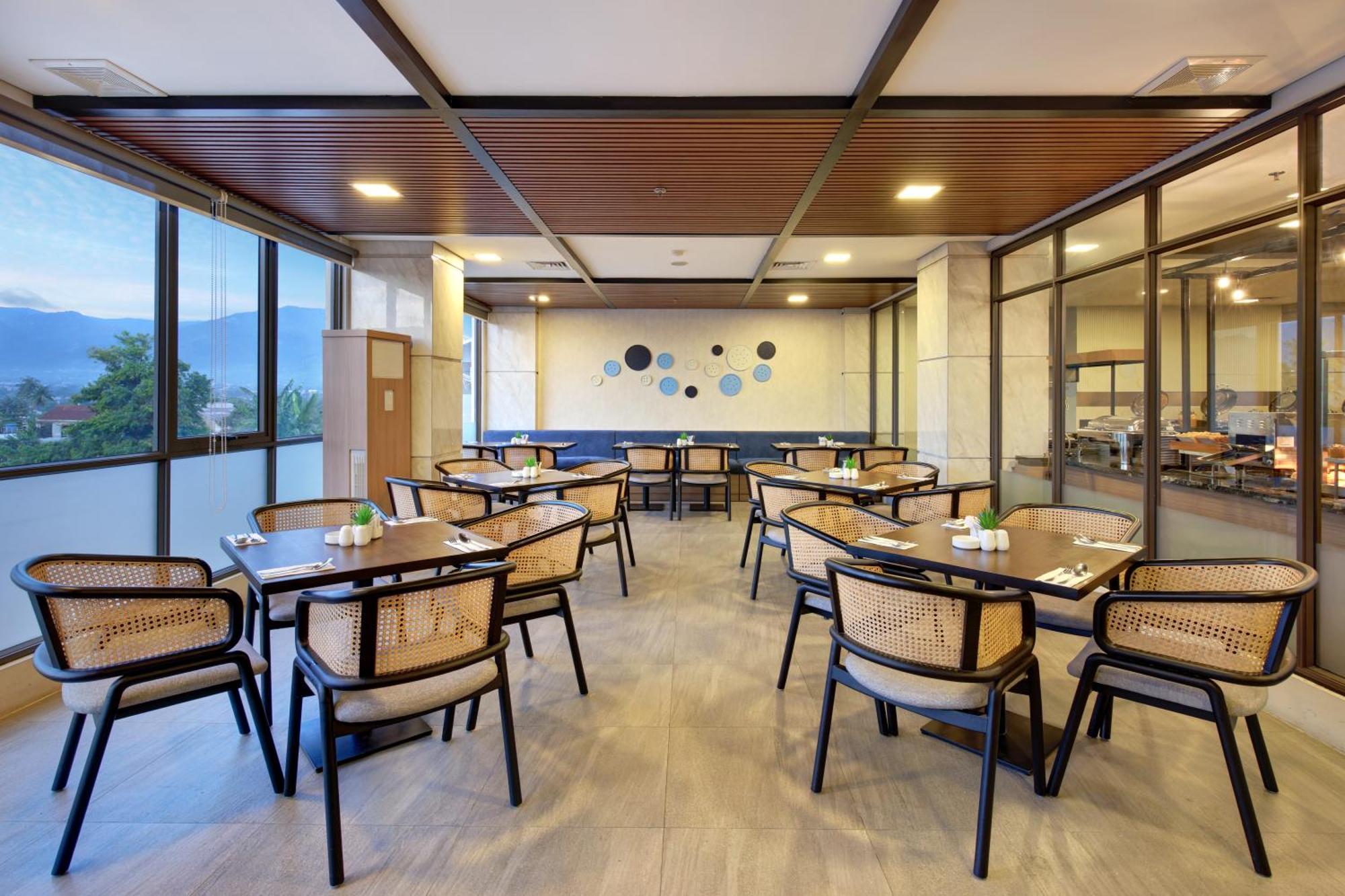 Aston Palu Hotel & Conference Center 외부 사진